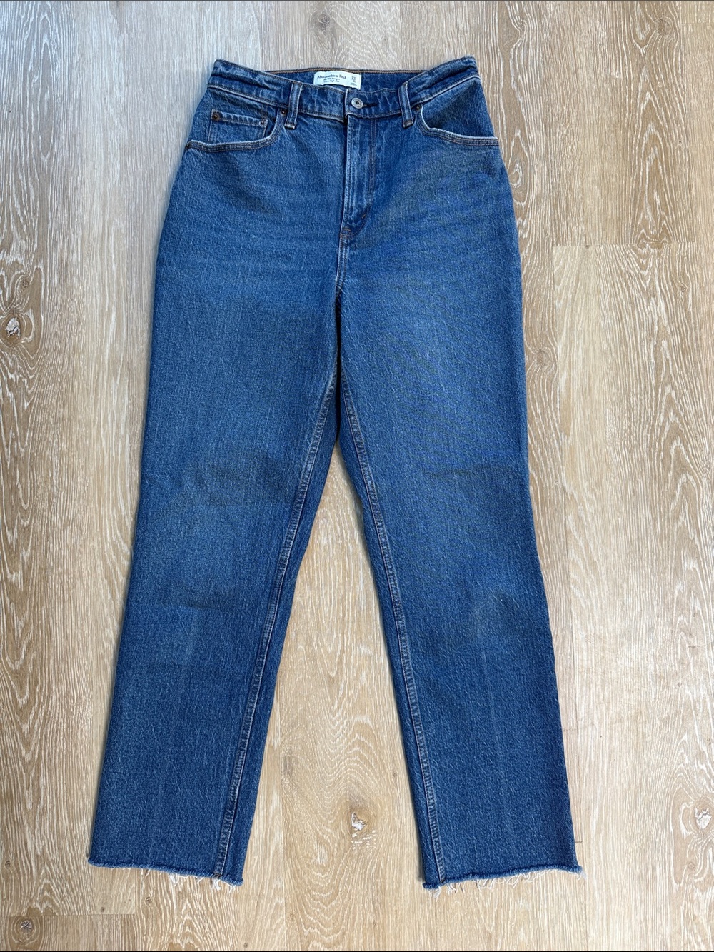 Abercrombie & Fitch The 90s Straight Ultra High Rise Size 27/4 Short Raw Hem